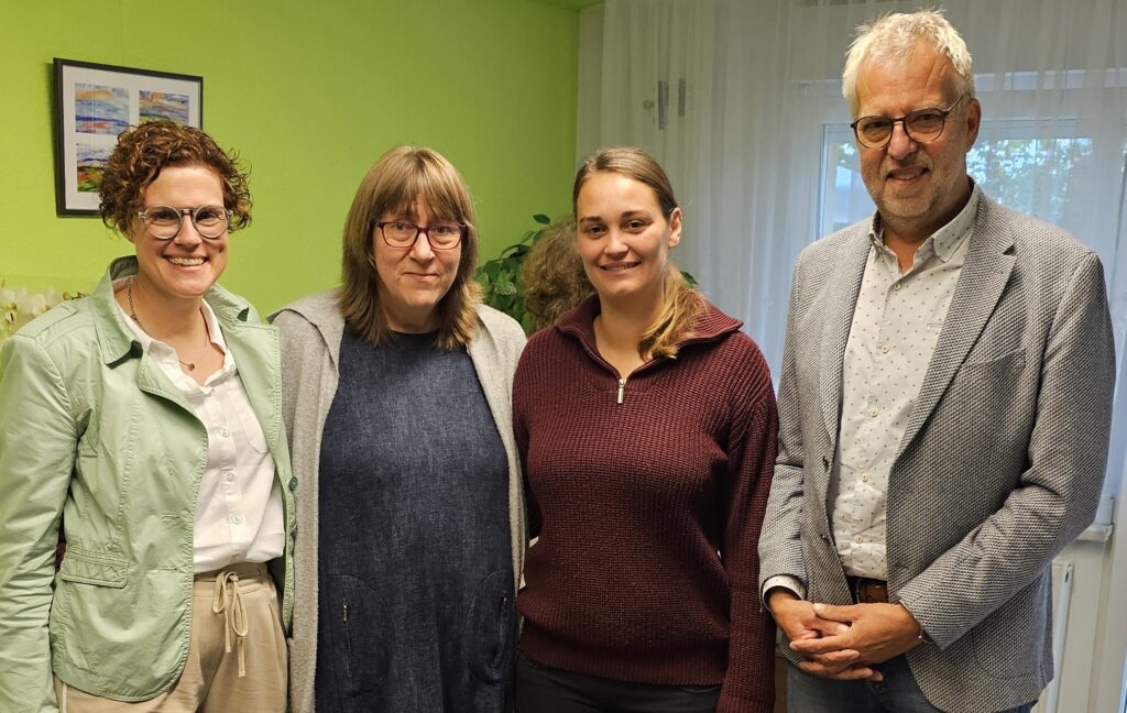 Foto von rechts nach links: Klaus Bachmayer (Vorstandsvorsitzender DRK-Kreisverband Märkisch-Oder-Havel-Spree e. V.), Anke Polkowski (Vorstand LAGS Brandenburg e. V.), Ramona Weinert (Leiterin Selbsthilfe-Zentrale Eisenhüttenstadt), Katharina Stang (LAKOS)
